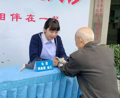 义诊现场为市民免费测血糖、血压