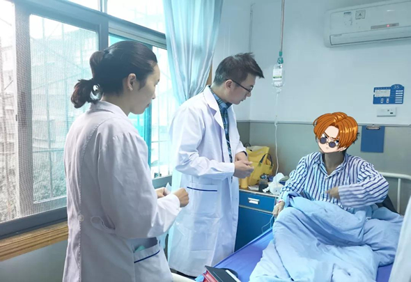 会诊完,田龙博士来到四川省生殖健康研究中心附属生殖专科医院病房查房